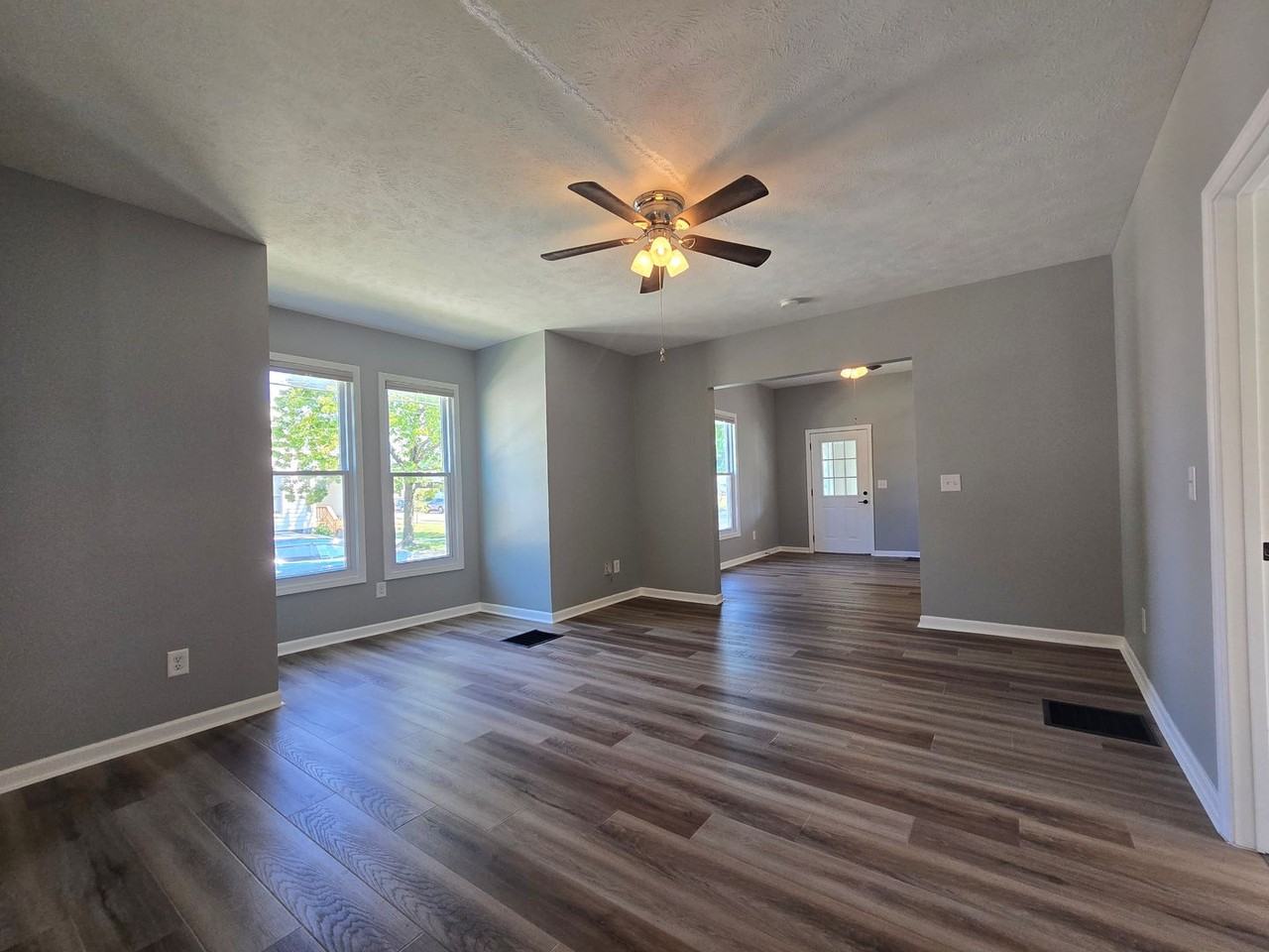 301 W Graham St - Photo 5 of 18