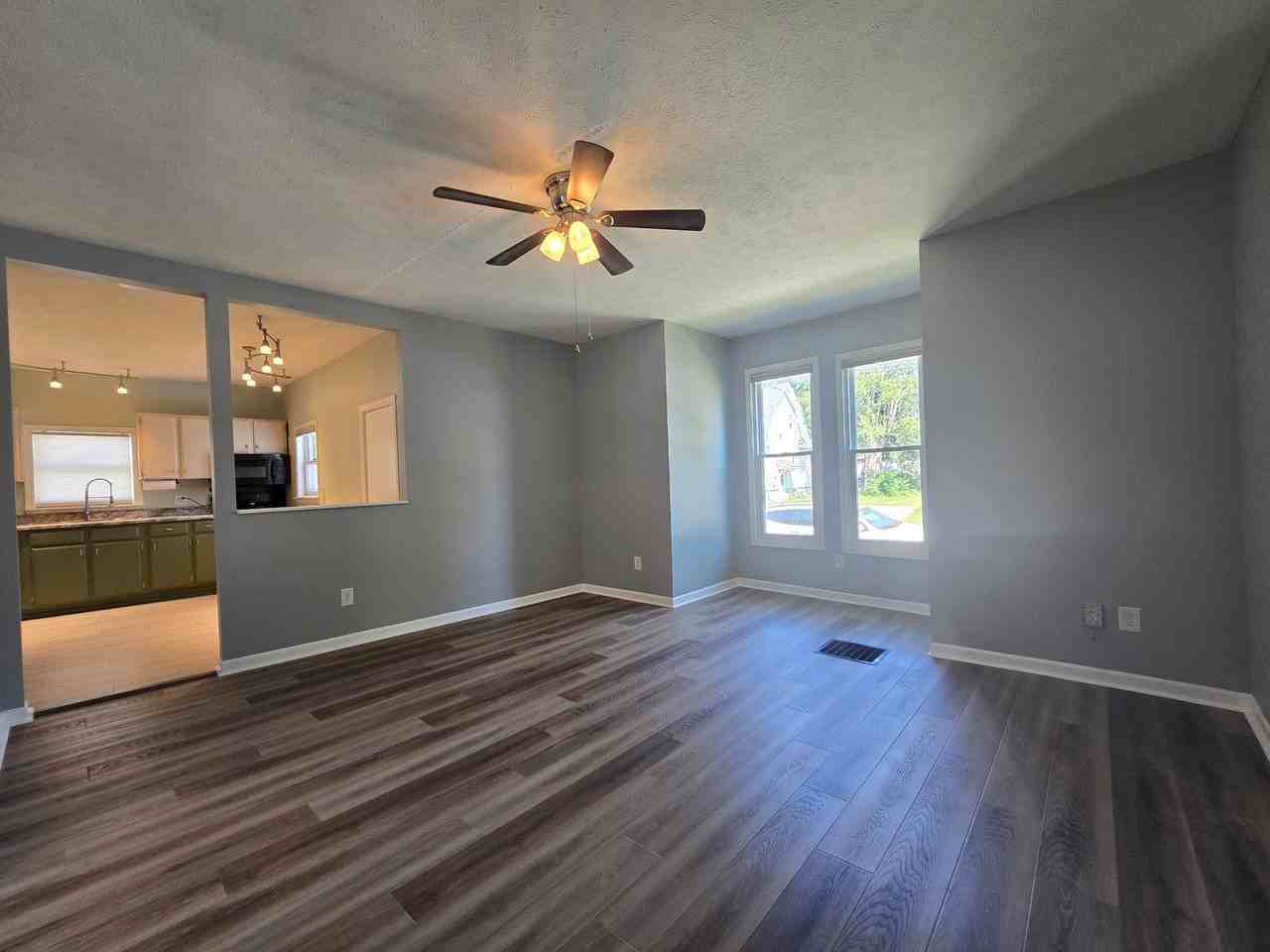 301 W Graham St - Photo 7 of 18