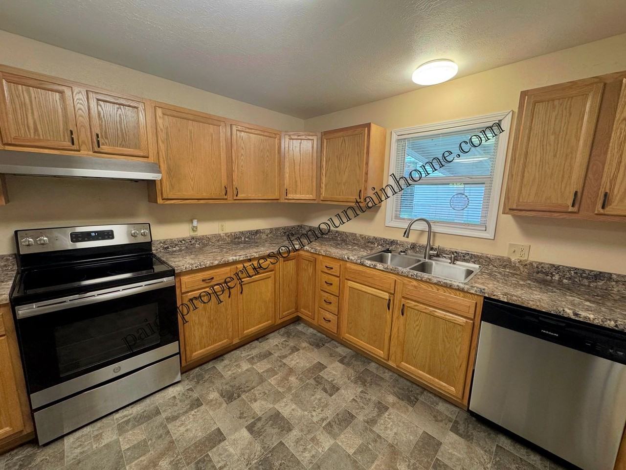 204 Dyer St - Photo 2 of 25