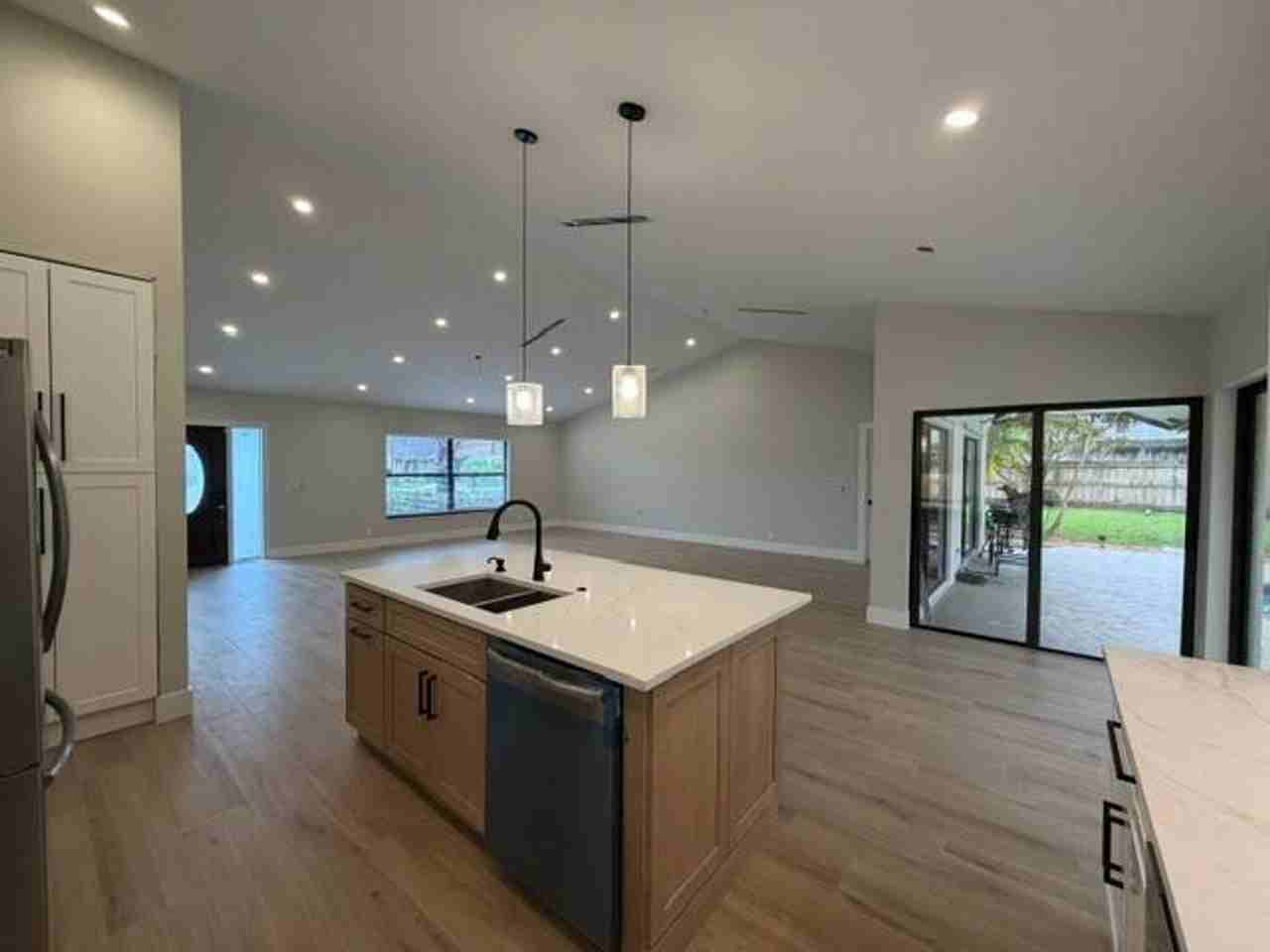 199 Sw 15th Ct - Photo 2 of 17