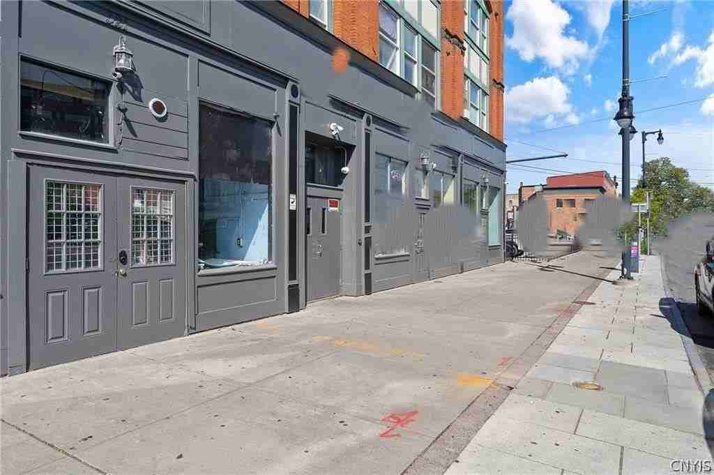 319 N Salina St - Photo 2 of 50