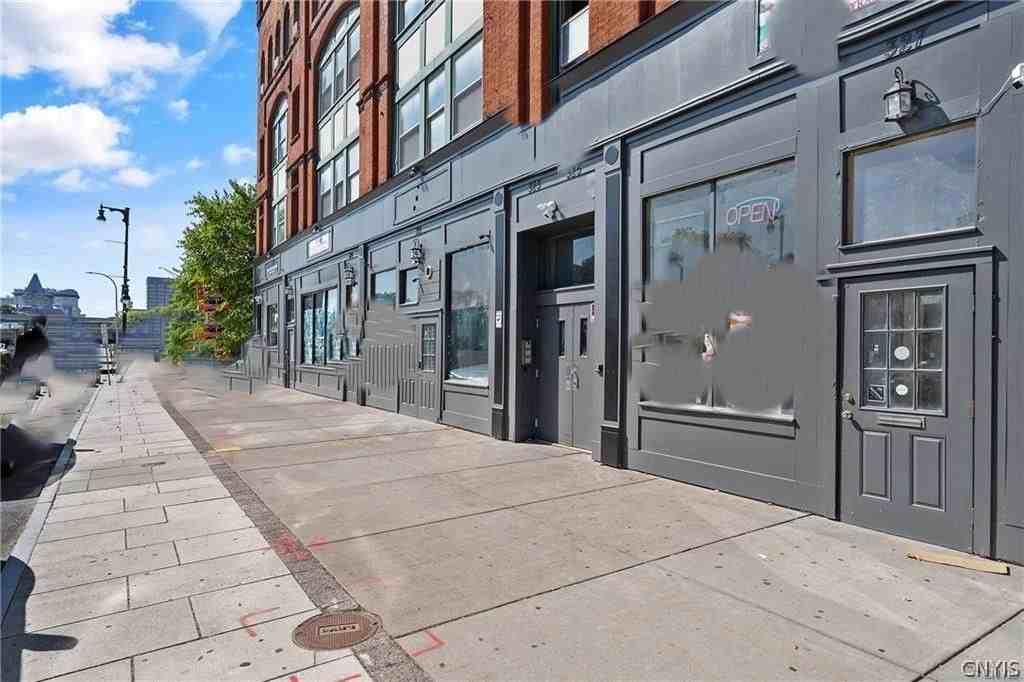 319 N Salina St - Photo 3 of 50