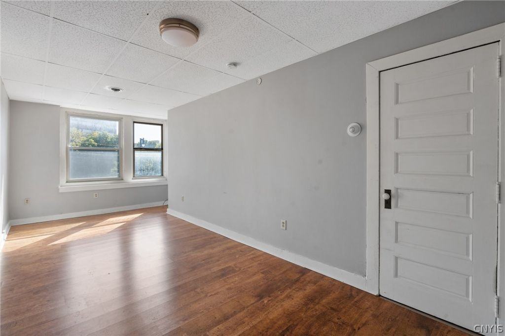 319 N Salina St - Photo 5 of 50