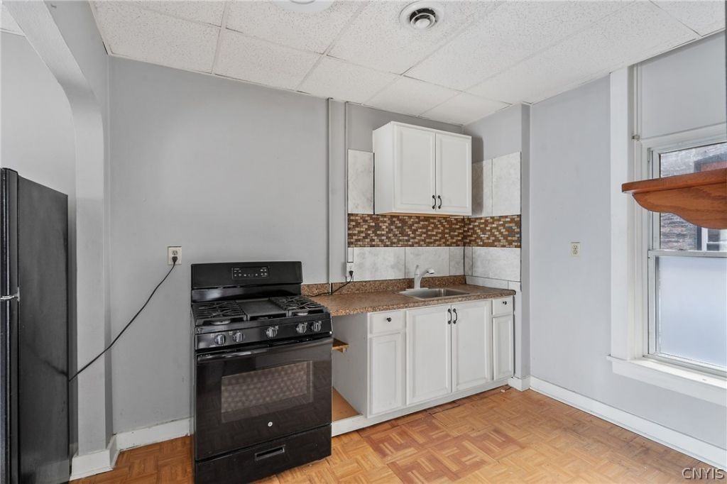 319 N Salina St - Photo 7 of 50