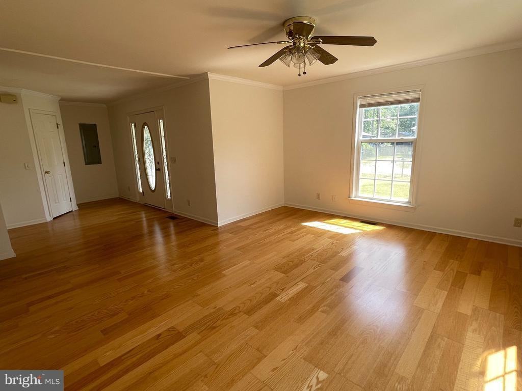 245 7th St - Photo 5 of 17