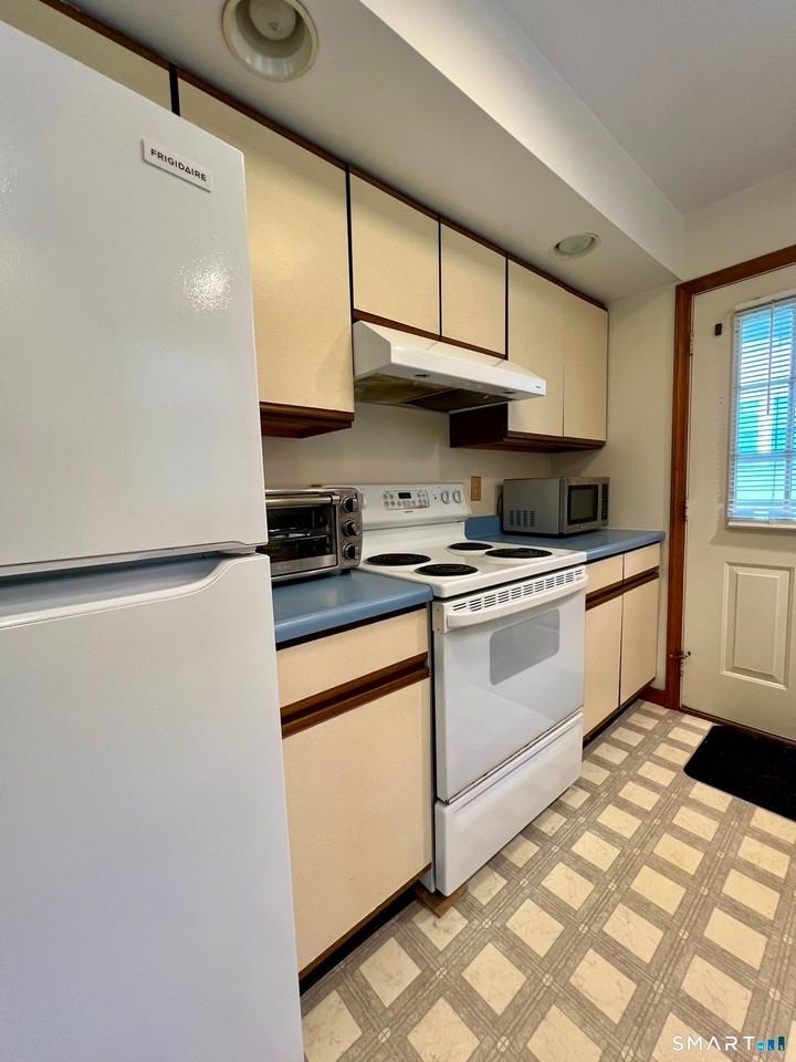 7 Golden Hill St - Photo 4 of 39