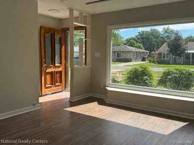28111 Brentwood St - Photo 2 of 12