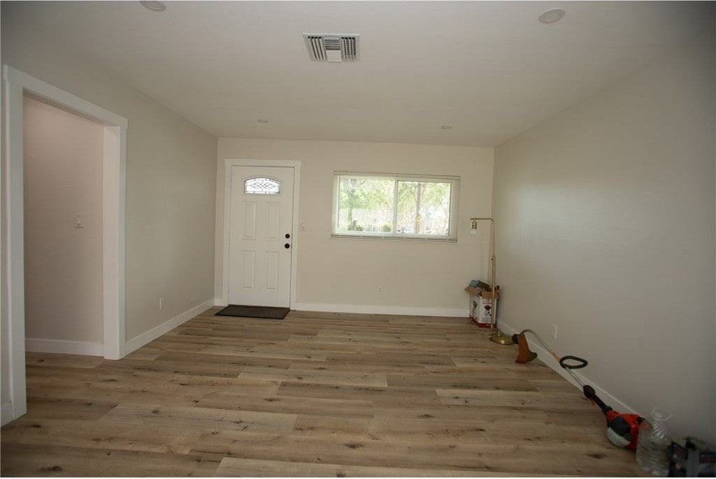 496 W 48th St - Photo 4 of 27