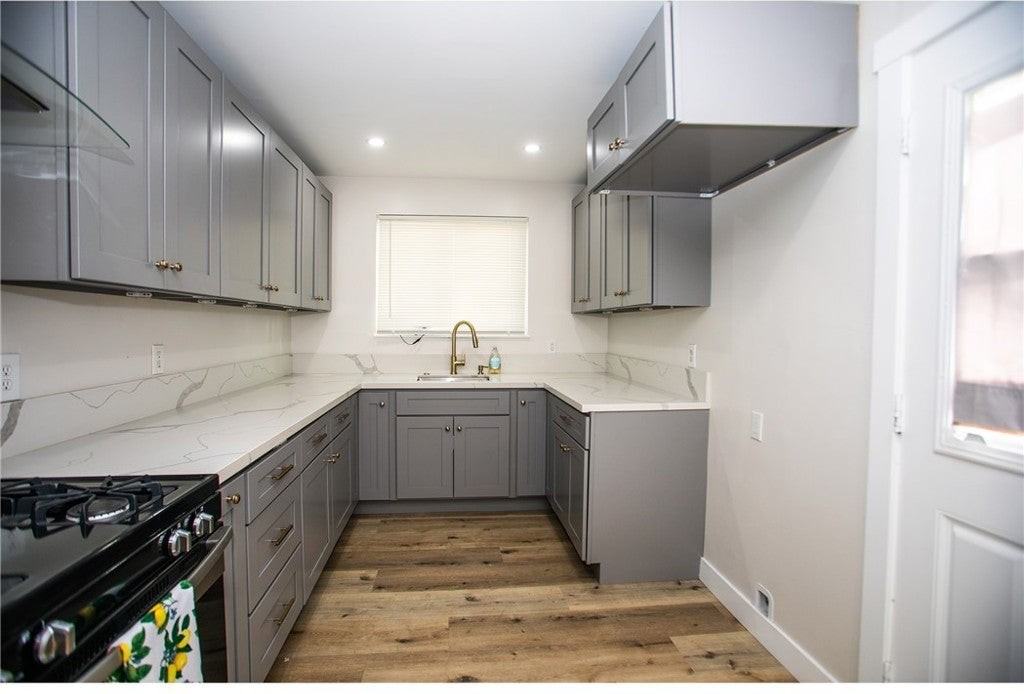 496 W 48th St - Photo 5 of 27