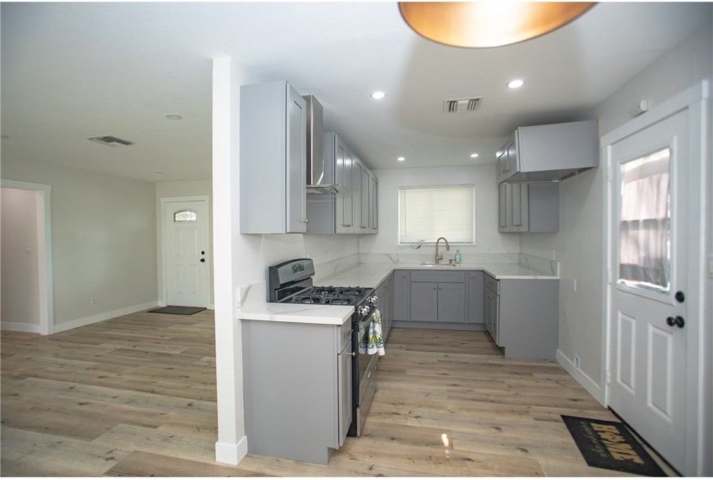 496 W 48th St - Photo 6 of 27