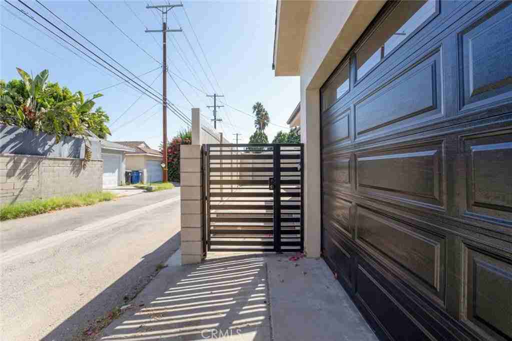 16859 Chatsworth St - Photo 5 of 29