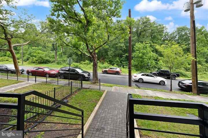2209 M St Ne - Photo 4 of 26