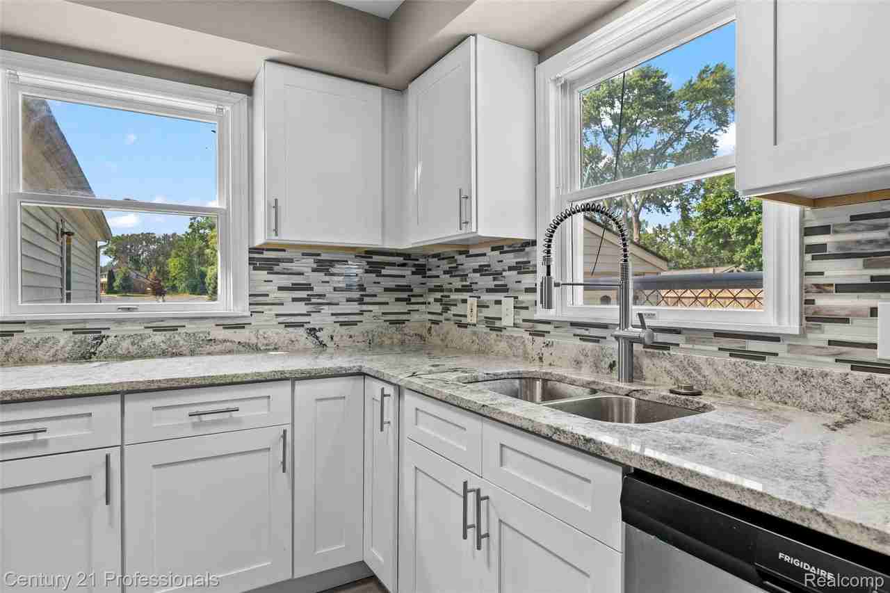 3621 Livernois Rd - Photo 7 of 32
