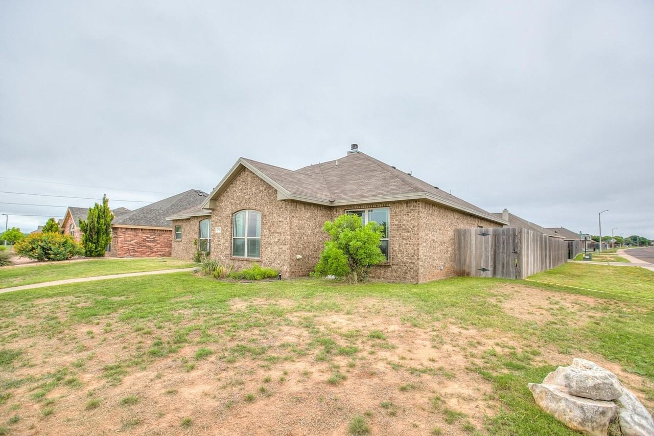 2517 School House Dr - Photo 2 of 35