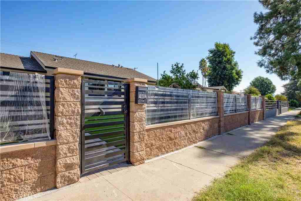 16857 Chatsworth St - Photo 3 of 37