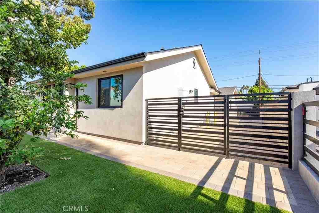 16857 Chatsworth St - Photo 7 of 37