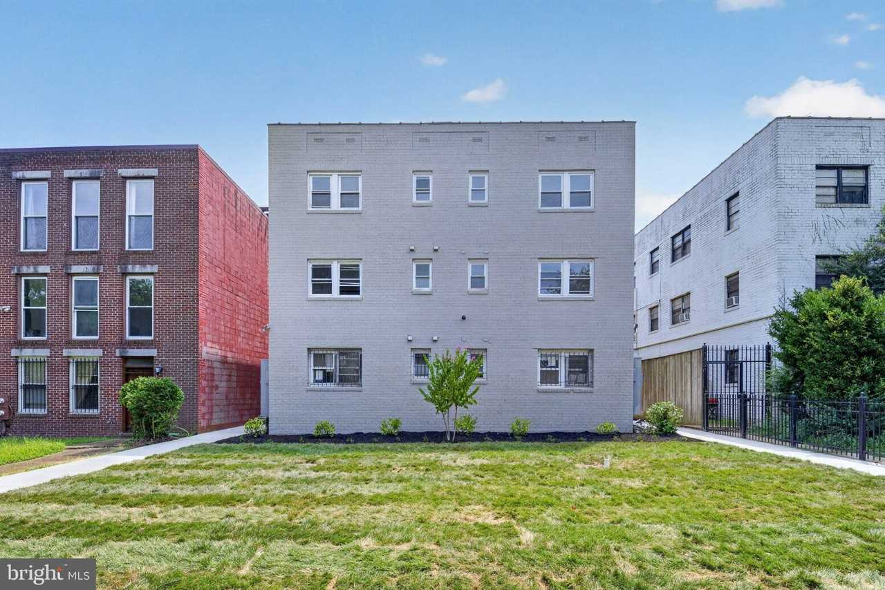 1823 E Capitol St Se - Photo 6 of 7