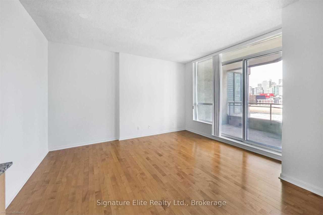 228 Queens Quay W - Photo 5 of 17