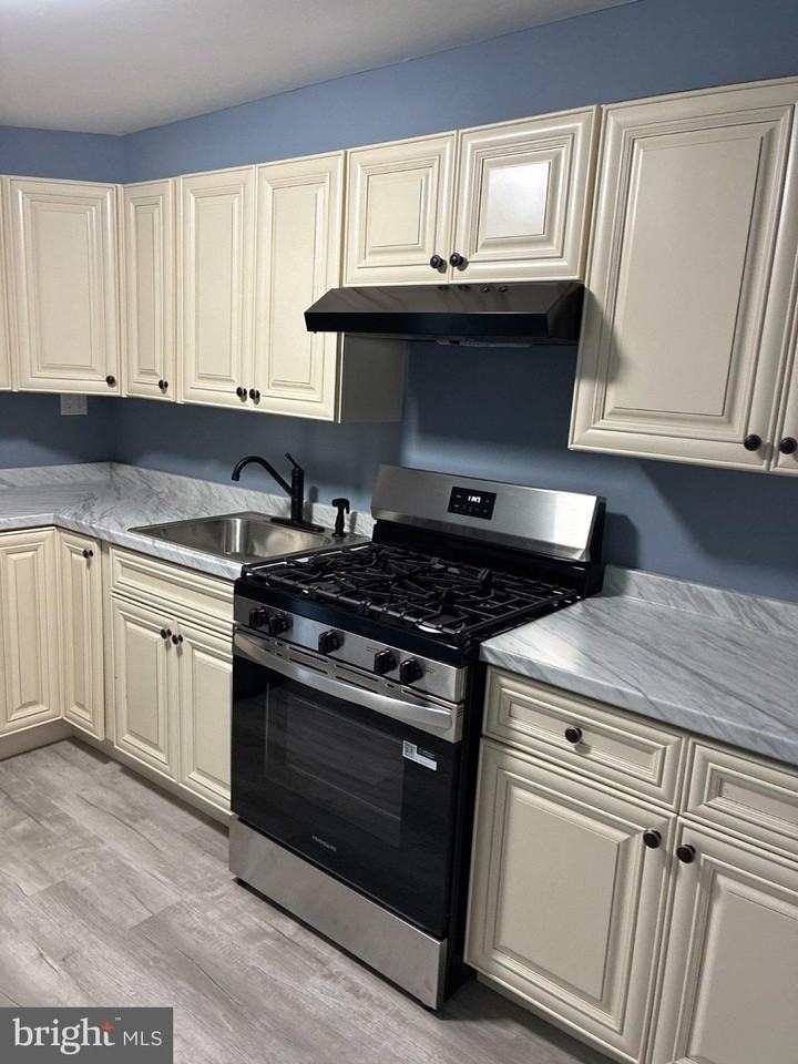 332 W 3rd St #1 - Photo 3 of 10