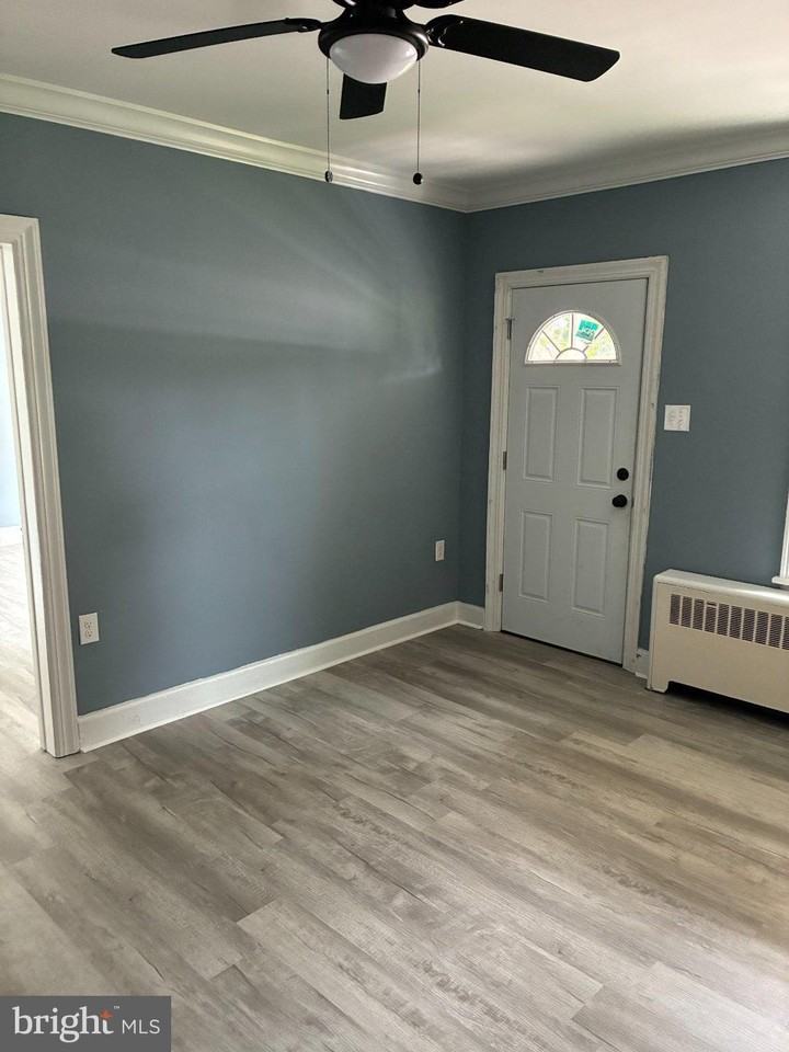 332 W 3rd St #1 - Photo 4 of 10