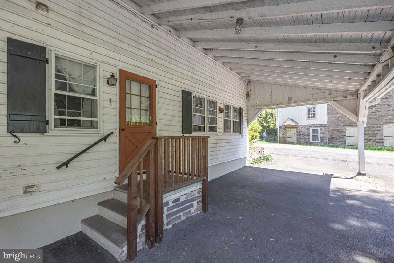 6065 SAWMILL Road - Photo 4 of 24