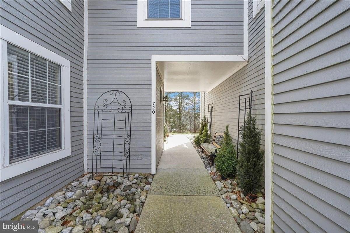 722 Bradford Ter - Photo 2 of 23