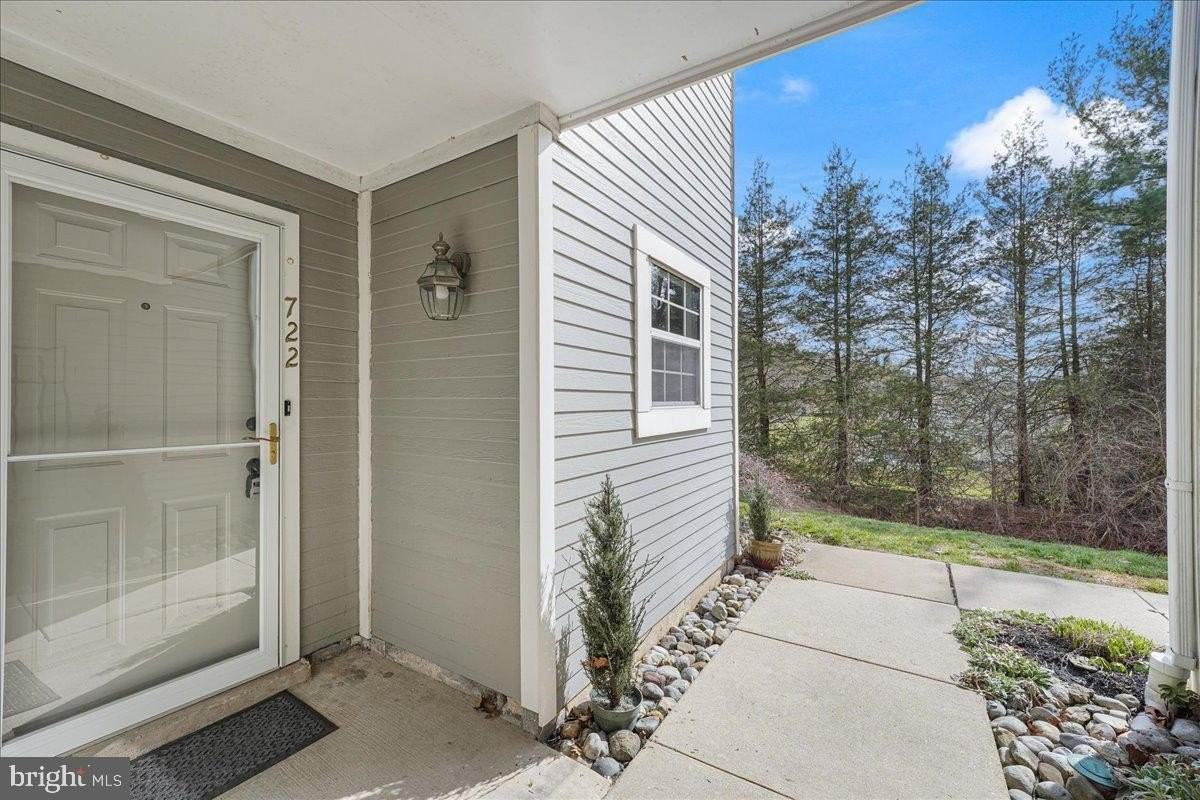 722 Bradford Ter - Photo 3 of 23