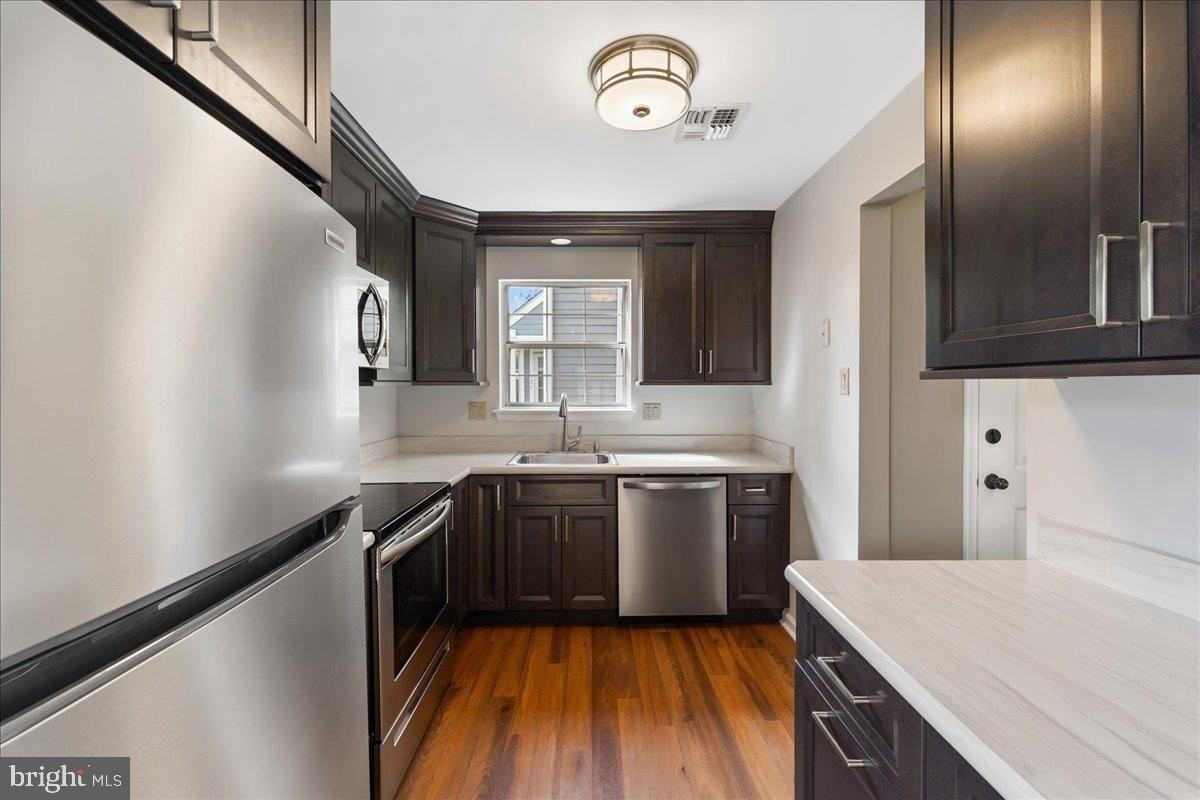 722 Bradford Ter - Photo 4 of 23