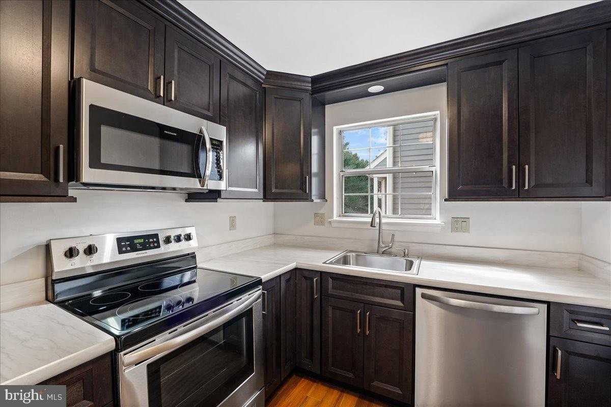 722 Bradford Ter - Photo 5 of 23