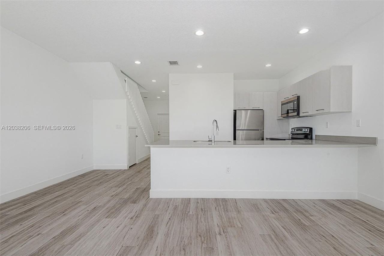 635 Nw 30th Ave - Photo 2 of 8
