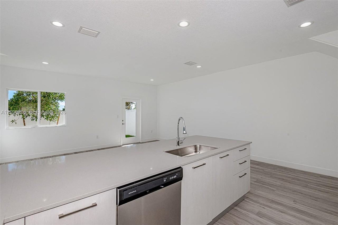 635 Nw 30th Ave - Photo 3 of 8