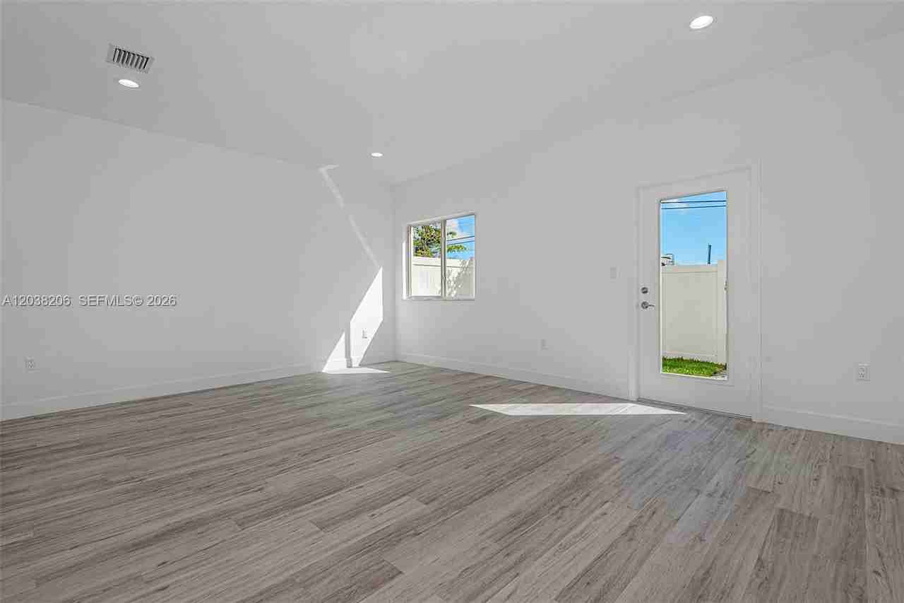 635 Nw 30th Ave - Photo 4 of 8