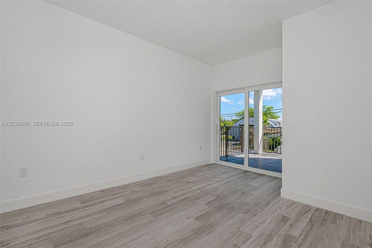 635 Nw 30th Ave - Photo 6 of 8