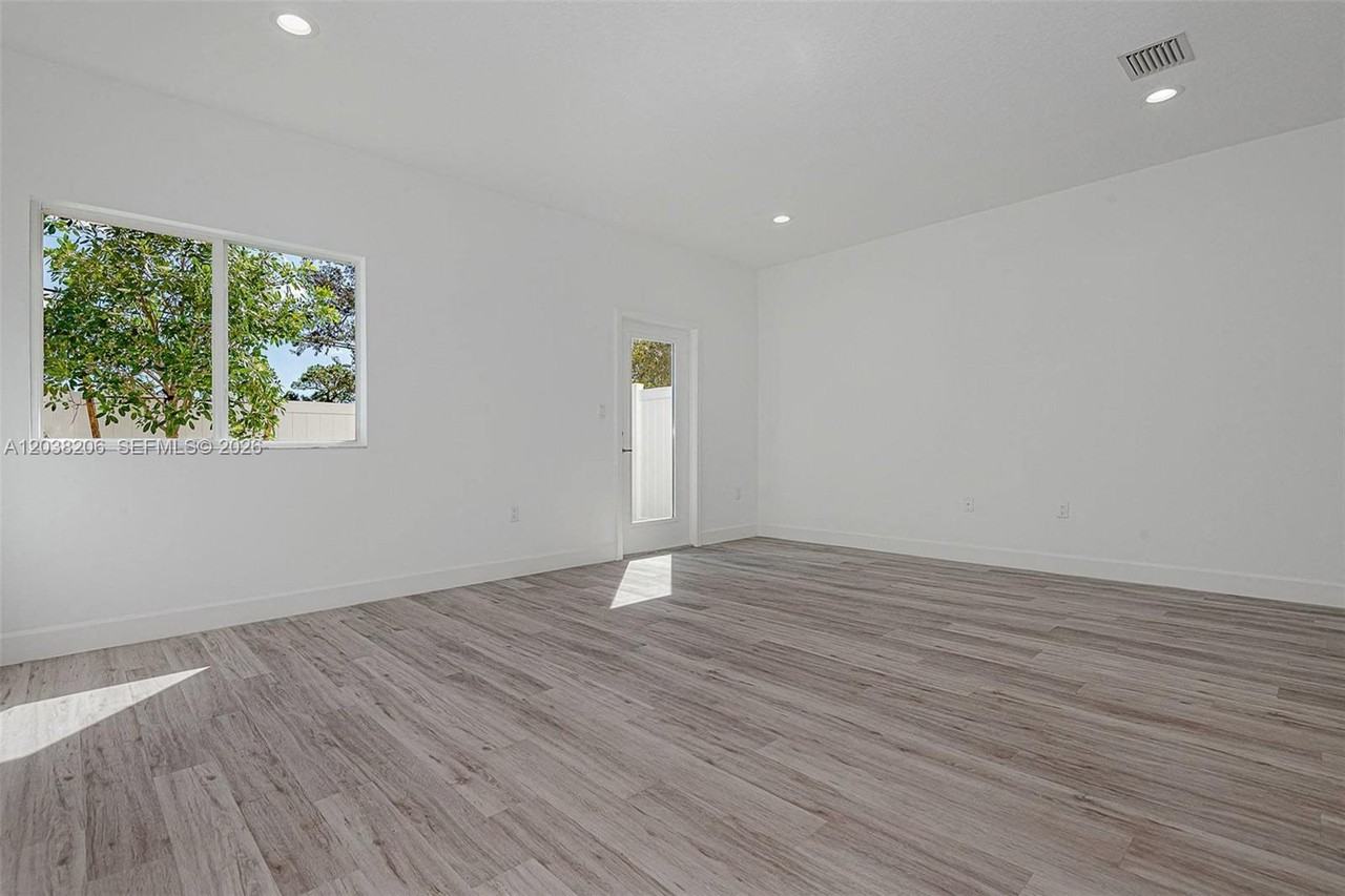 635 Nw 30th Ave - Photo 7 of 8