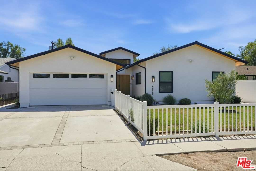 23906 Mobile St - Photo 2 of 8