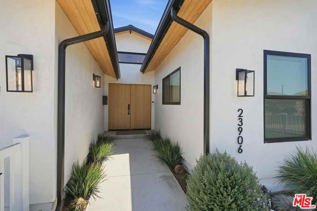 23906 Mobile St - Photo 3 of 8