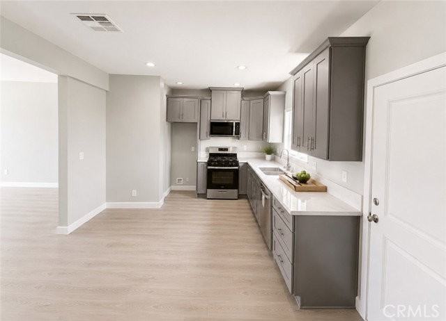 16659 Nordhoff St - Photo 5 of 8