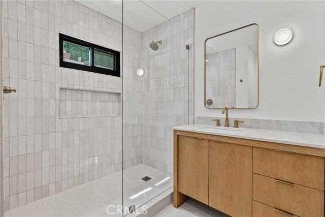 13636 Riverside Dr - Photo 2 of 8