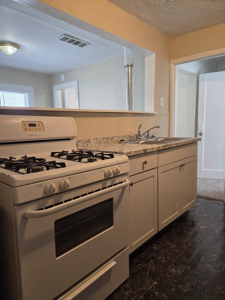 310 S 31st St #2 - Photo 5 of 18