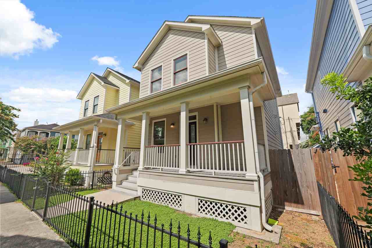 1053 W 16th St #1 - Photo 3 of 36