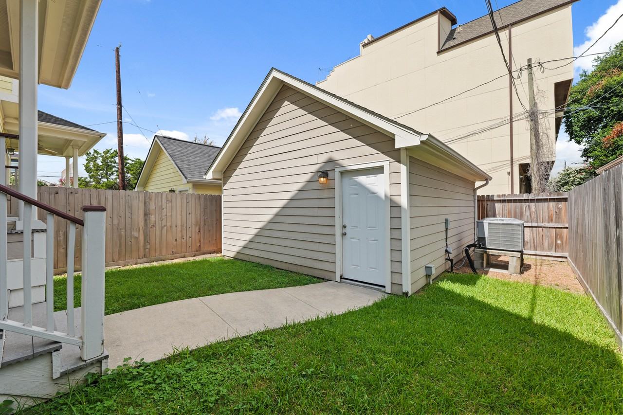 1053 W 16th St #1 - Photo 4 of 36