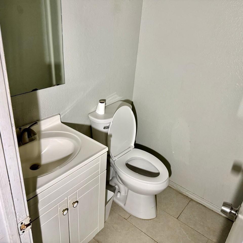 933 Nw Summercrest Blvd Apt A #1 - Photo 3 of 10