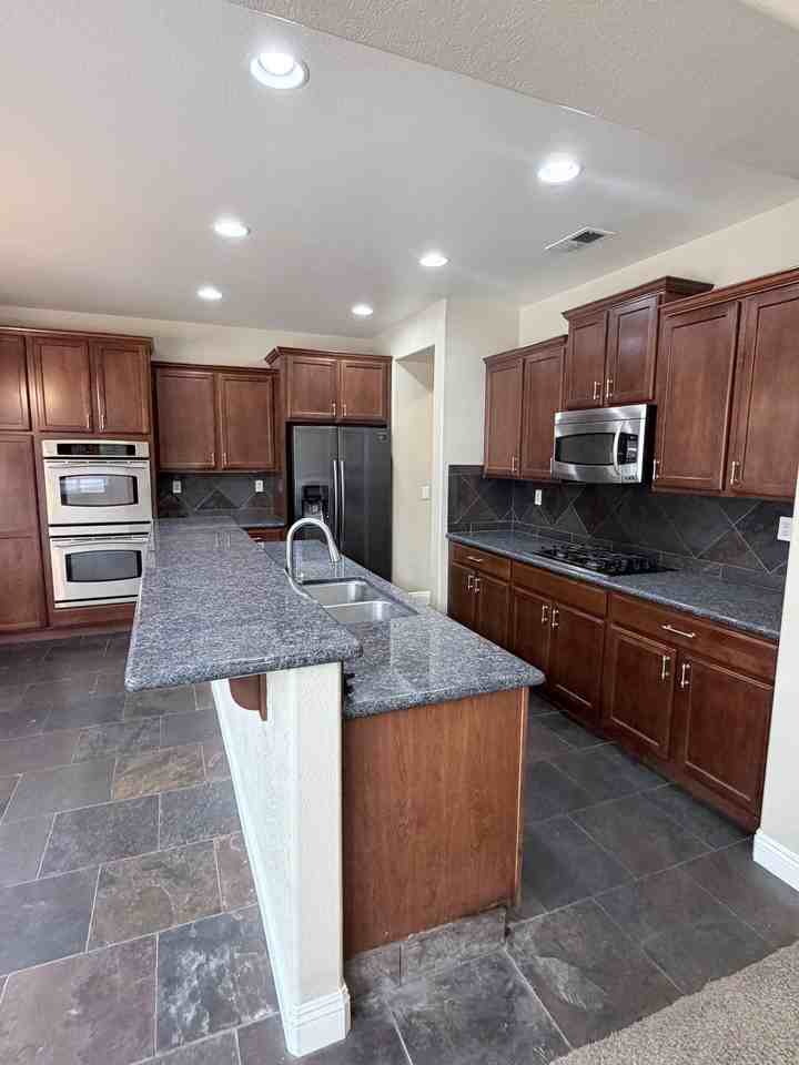 615 Royal Windsor Ct #1 - Photo 5 of 11