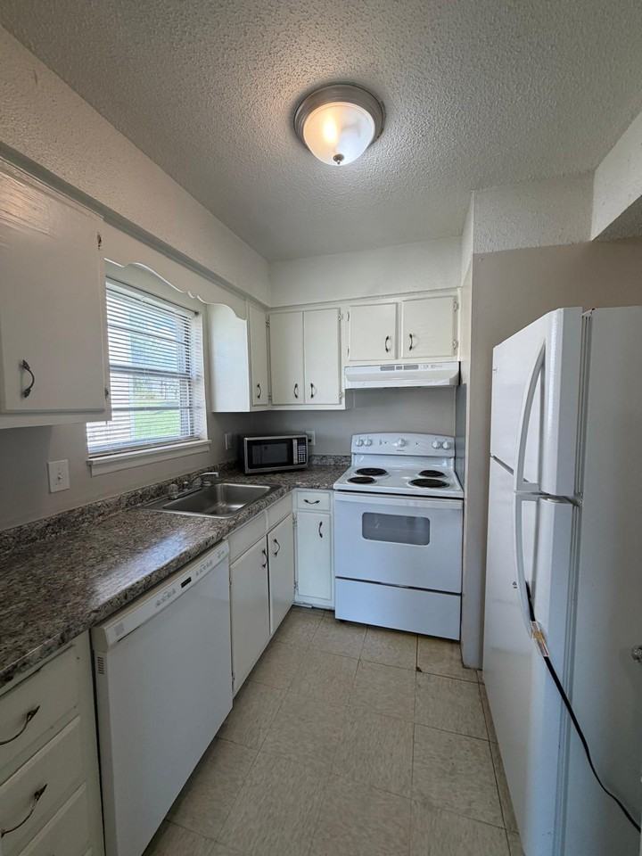 2218 Jonathan Dr Nw #A - Photo 3 of 14