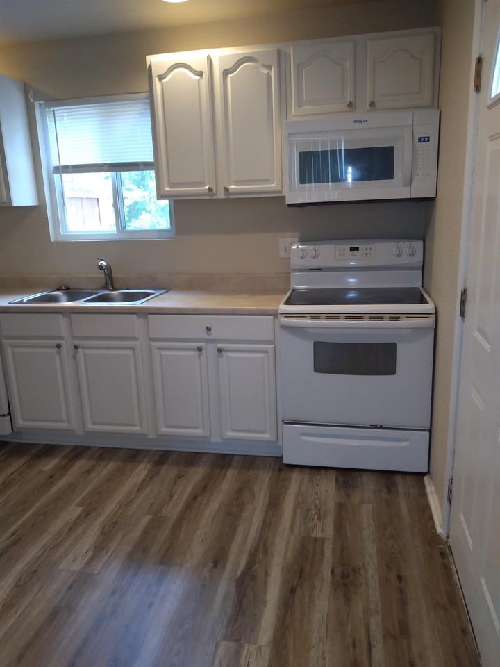 301 N Greenbriar Rd Apt 2 #2 - Photo 2 of 15