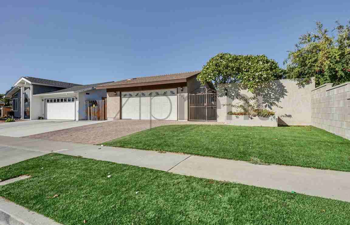 5071 Doanoke Ave - Photo 4 of 36