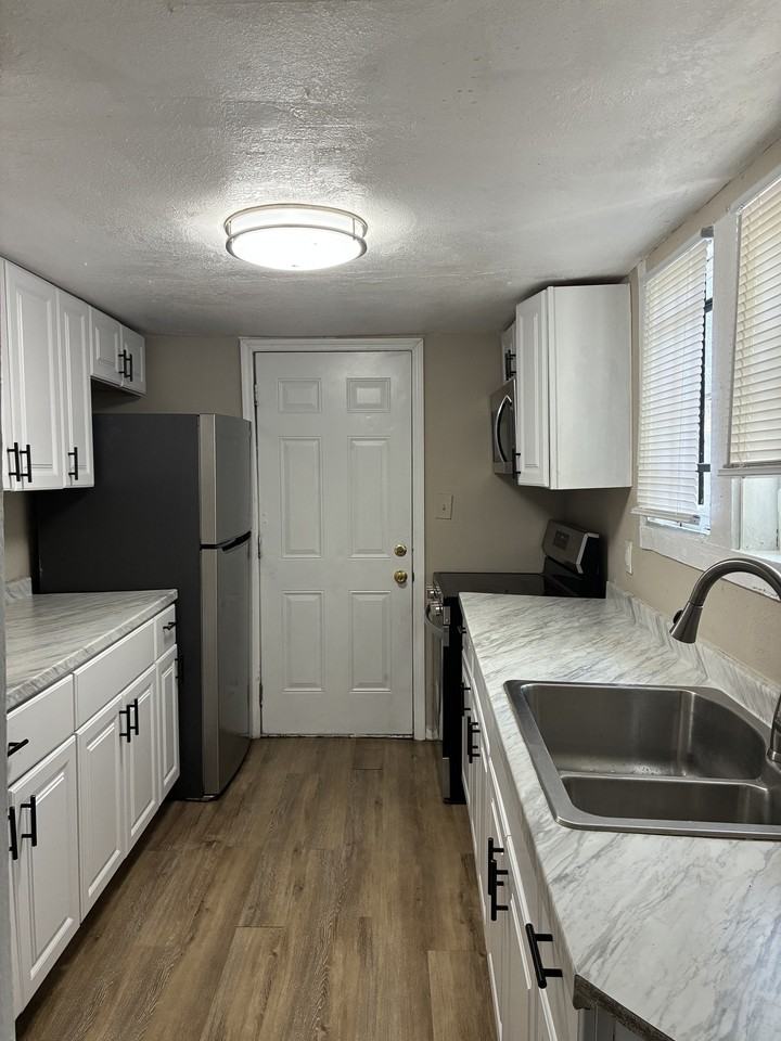 3309 N Pearl St #1 - Photo 2 of 10