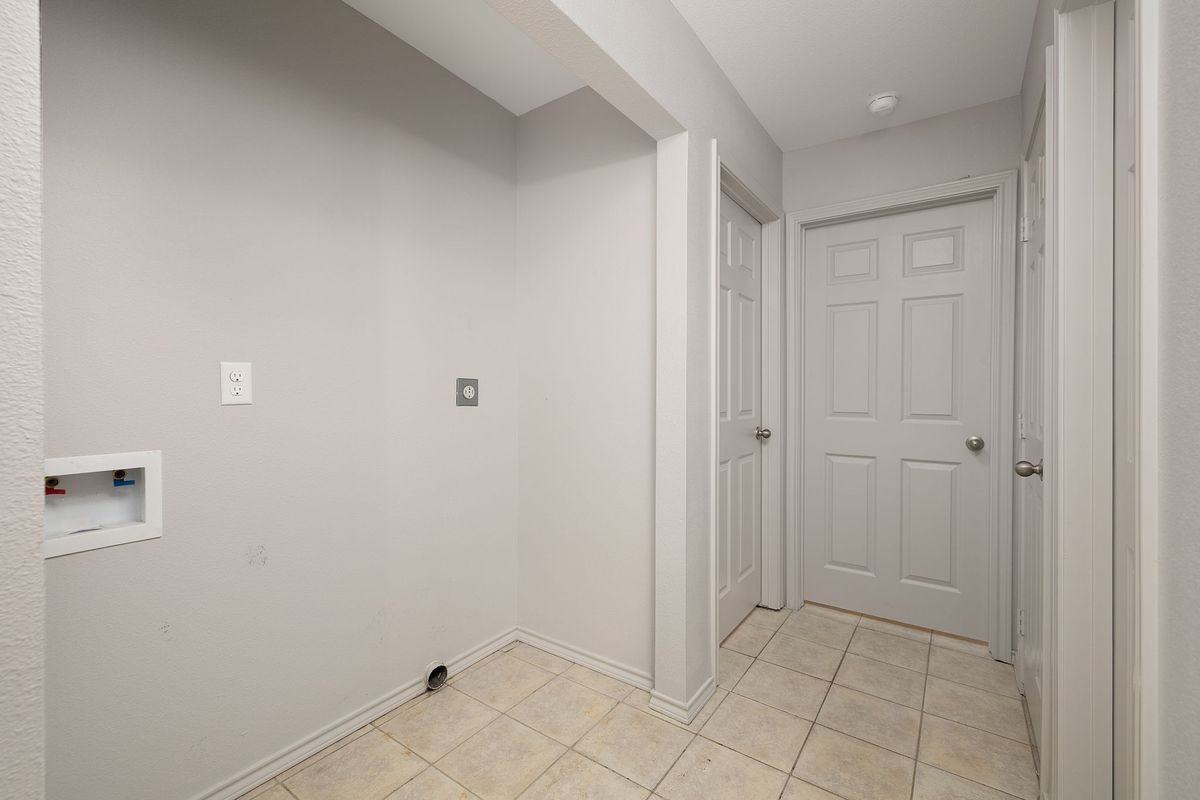 825 W 1st St ##4 - Photo 2 of 11