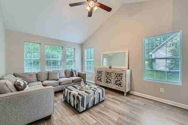 5485 Tunbridge Wells Rd - Photo 3 of 9