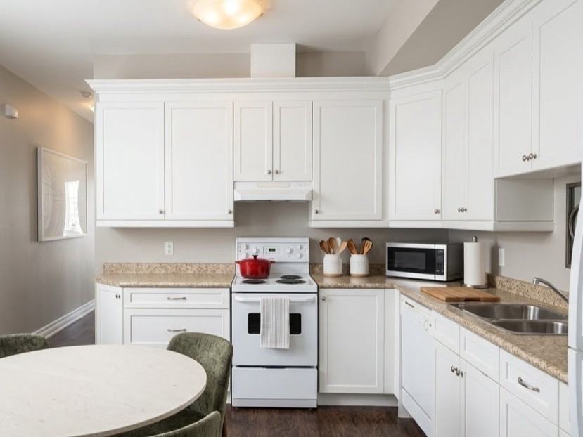 9193 Bathurst St - Photo 2 of 12